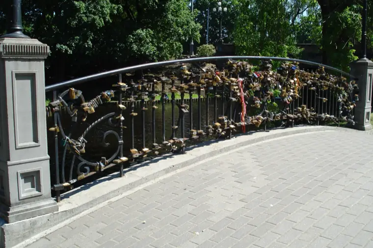 Cadenas d’amour à Riga — Pont de Bastejkalns