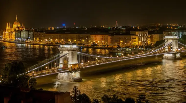 Cadenas d’amour à Budapest — Pont des Chaînes