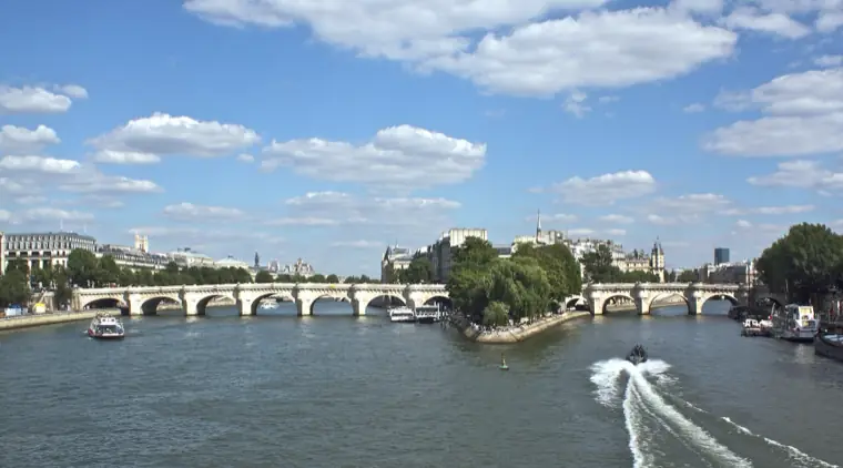 Cadenas d’amour à Paris — Pont Neuf