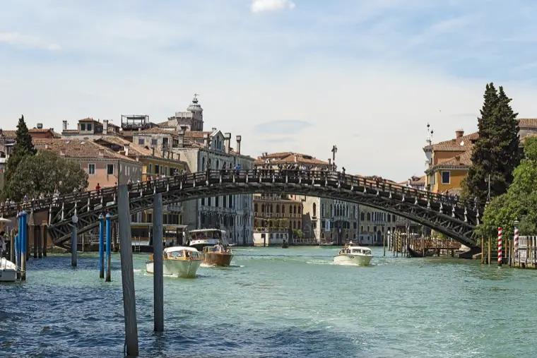 Cadenas d’amour à Venise — Ponte dell’Accademia